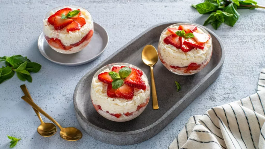 strawberry shortcake rice pudding parfaits